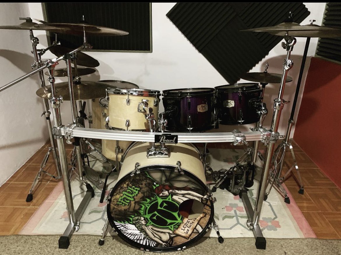 Te gustaría tocarla? Ven a plug studios y prueba este monstruo de batería
#ecuador #quito #cumbaya #tumbaco #drums #drumsdrumsdrums #drumsetup #drumset #drumslife #drummer #instadrummers #bateriafuriosa #premier #premierdrums #luxfactaex #sabiancymbals #zildjian #orientalchina