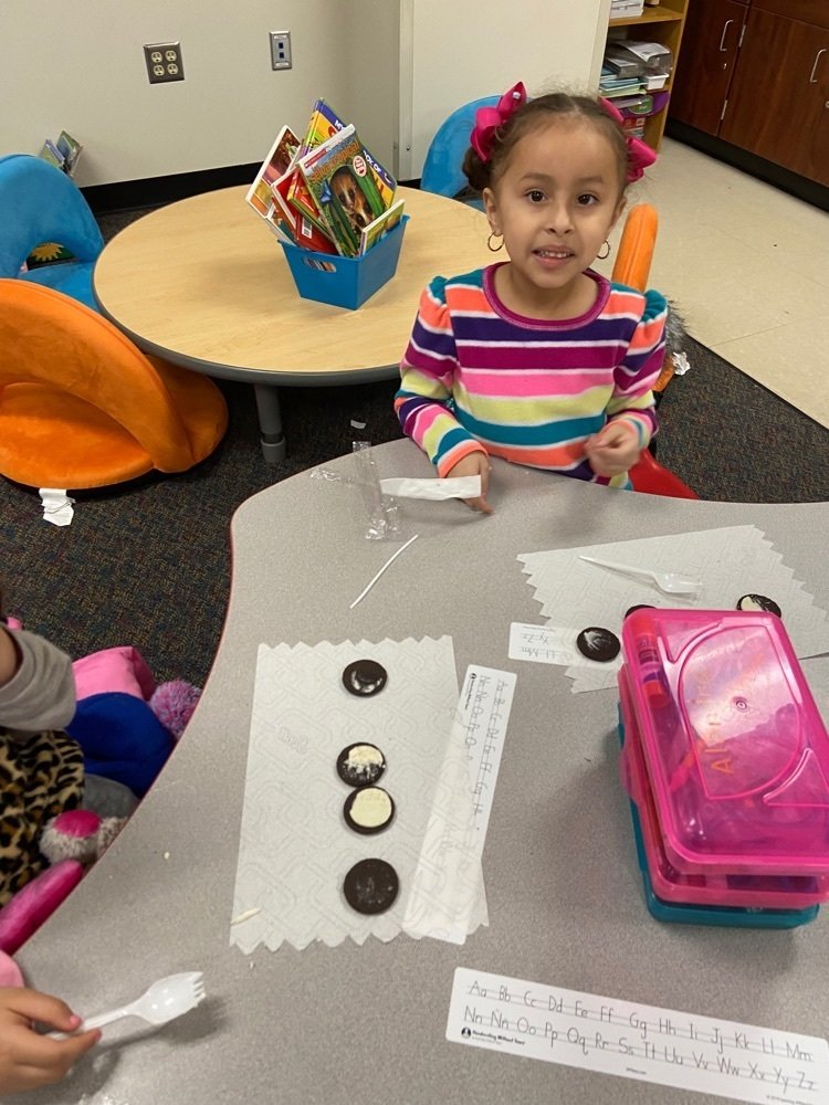 RoyalEarly's tweet photo. Mrs. M. Maldonado’s Kindergarten Class learned all about Moon Phases using Oreos! Science is so much fun! Awesome job! ❤️💙😀 #SuccessStartsHereAtRECC #WeAreRoyal https://t.co/WpxYcgMKLs