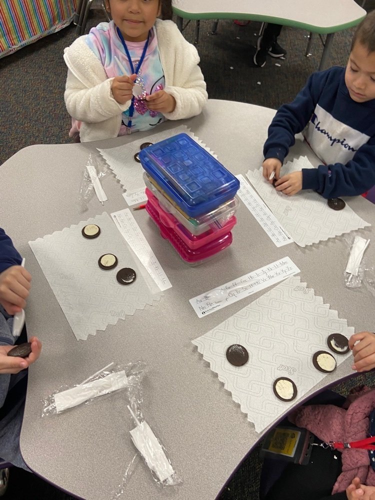Mrs. M. Maldonado’s Kindergarten Class learned all about Moon Phases using Oreos! Science is so much fun! Awesome job! ❤️💙😀 #SuccessStartsHereAtRECC #WeAreRoyal