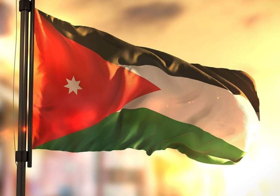 يا جموحي يا محجل الجبين
يا مكحل العين يا فرس السابقين
طاوعني وأطلق العنان باليمين
لأجل ارسم حروف الفخار الرزين
وعهود على مر الزمان ما تلين
لعيون الوطن واحلف برب العالمين
نصونه وابد ما نلتفت للمغرضين
و إن الظلام طال وشد علينا باليدين
ما يزيدنا إلا حب و وفا وحنين