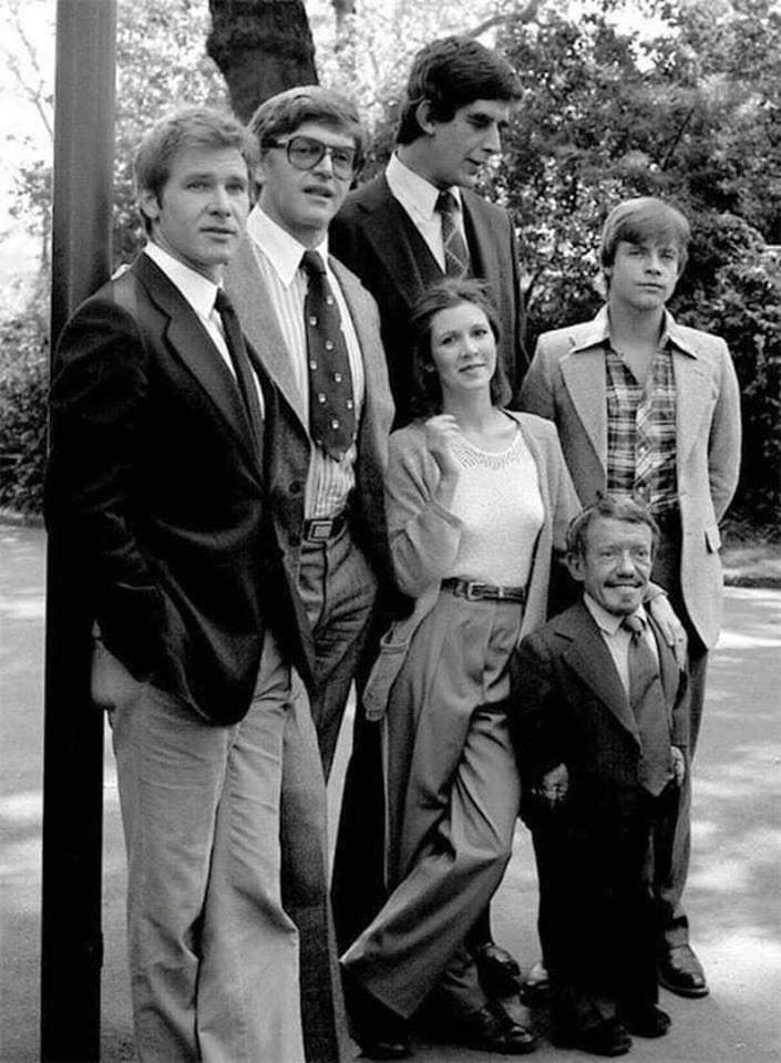 Star Wars cast out of costumes: Harrison Ford (Han Solo), David Prowse (Darth Vader), Peter Mayhew (Chewbacca), Carrie Fisher (Princess Leia), Mark Hamill (Luke Skywalker) and Kenny Baker (R2-D2). 1977. https://t.co/UQbrYjE7jh