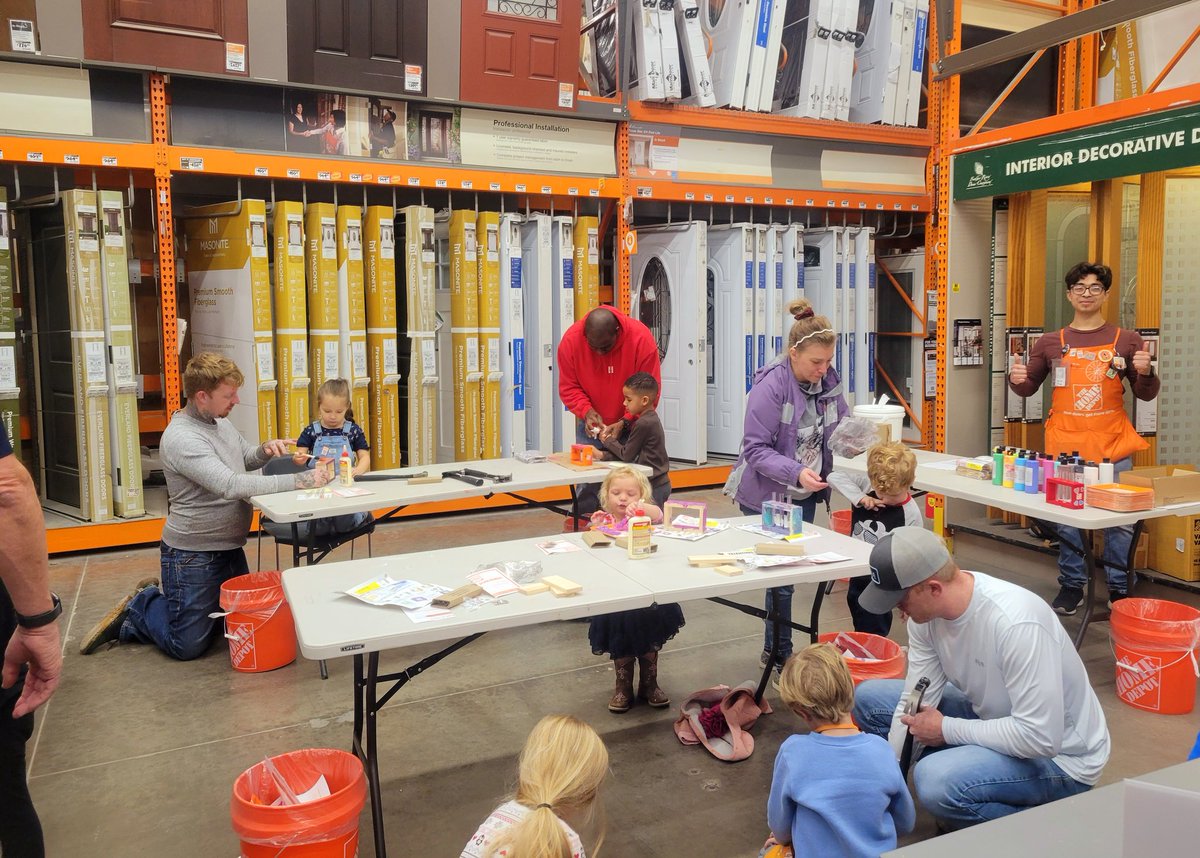 LeahKirkpatri17's tweet photo. What great day for these kids...they're sure having fun on their #kidsworkshop day out... https://t.co/WaV8CILGet