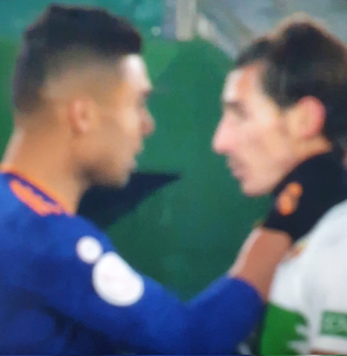 Hay que recordarle a Casemiro que la impunidad por vestir de blanco ya no la tiene. En la Premier sí lo castigan con roja.