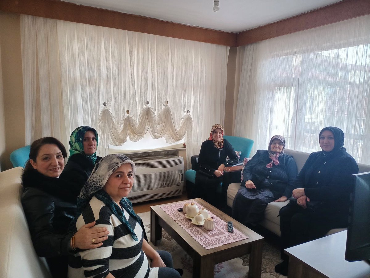 Belediye başkanımızın eşi Sn. Hatice KILIÇ, belediye meclis üyemiz Sn. Aysel KİREÇ HAZIROL ve ilçe k.k başkanımız Sn. İlknur ARMAĞAN ile bilrlikte Hacıoğlu mahalllemizde  Hanife Teyzemizi ziyaret edip hayır dualarını aldık. 

#akparti #akpartikadınkolları #DurmakYokYolaDevam