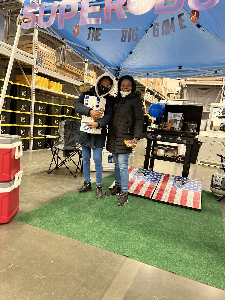 ShrnBrewster's tweet photo. Today Was A Super Cold Super Fun Pre Party Day At Rosedal NYC # 2664 🏈💙 Customers Had Tons Of Fun And Free Giveaways @Lowes  @SuperBowl  @Houghton1366  @michaelO1366  WarmHearts ❤️❤️❤️ https://t.co/X5I98PhVke