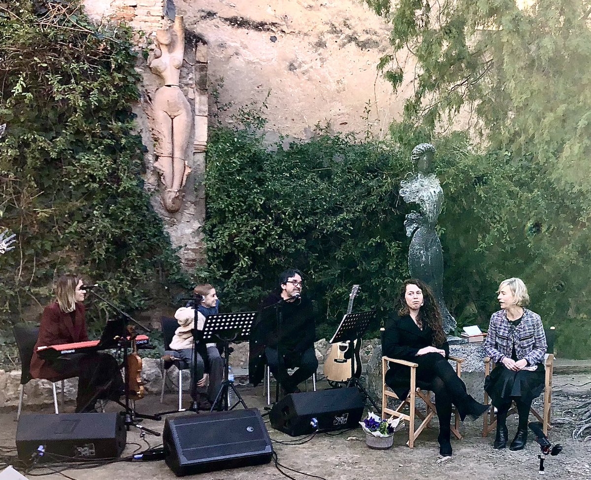 silvina_lugones's tweet photo. Avui s’ha presentat el llibre “La llei de l’hivern” i ens ha fet remoure per dins coses tan importants com estimar la cultura, estimar el poble en que vivim, estimar les persones,…
Gràcies @GemmaVentura90 per projectar a través de l’escriptura l’amor a l’ésser humà!! https://t.co/g6Ef4LZYUo