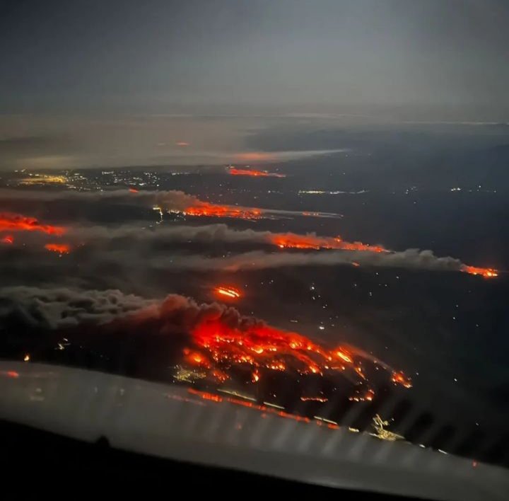 fdo2000's tweet photo. 🔴 Impactantes Imágenes que dejan los incendios forestales en las Regiones de Ñuble y Bío Bío.
Imágenes aéreas de Nelson Saúl Aburto. https://t.co/EUqipU2ssV