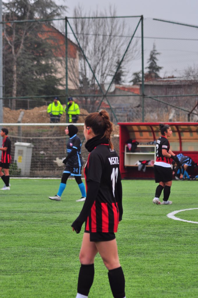 busra11n's tweet photo. @Eskisehirspor 🖤❤️⚡️ https://t.co/XJvvte4p7H