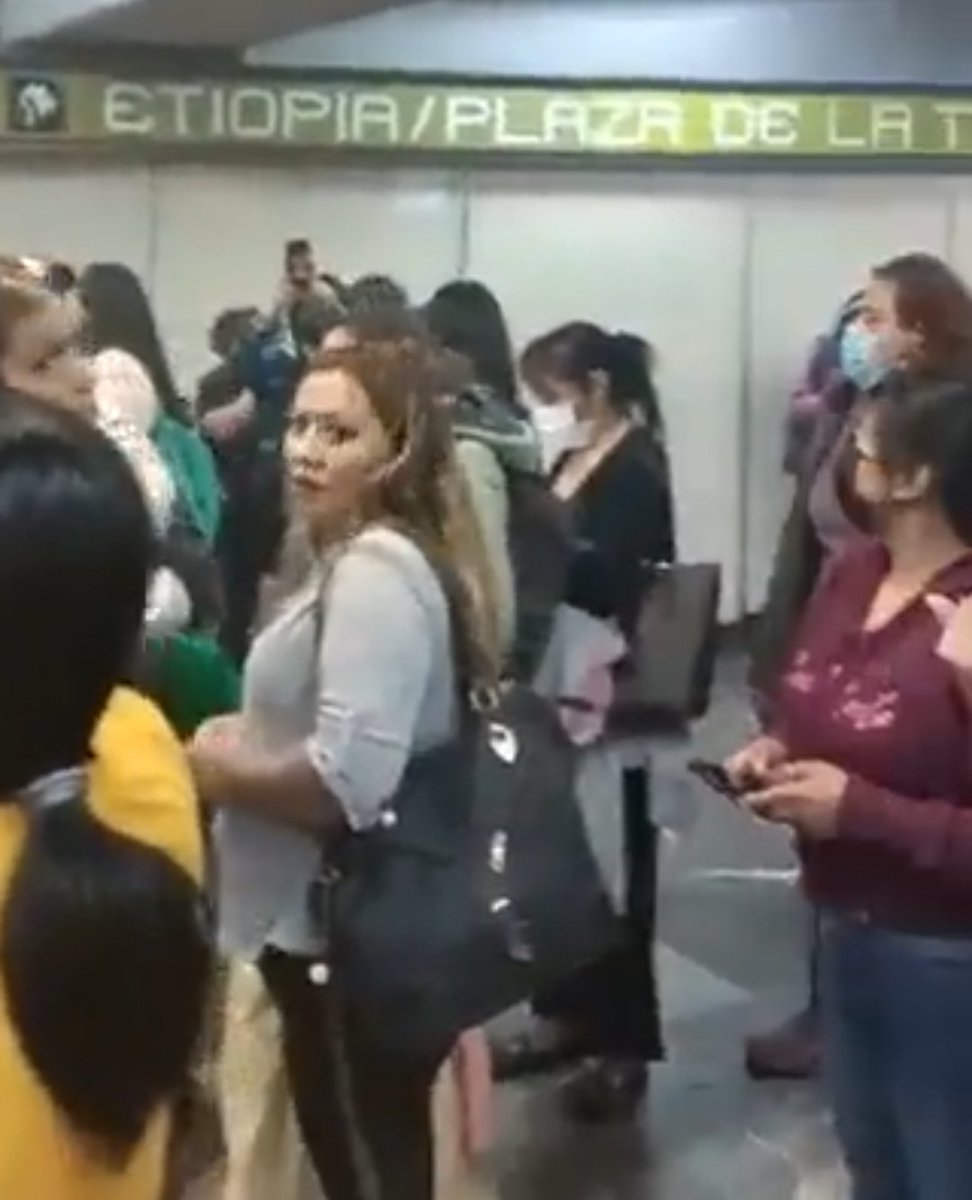 DonVocero's tweet photo. Mira Claudia, la estación Etiopía de la L3 está llena de humo. Y que hace la gente inmediatamente?
SACA SUS TELÉFONOS para documentar tu ineptitud.
Felicidades...la GN no sirvió de nada. https://t.co/3gbxlCyEWu