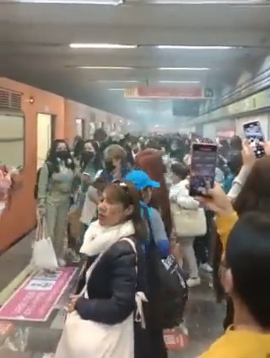DonVocero's tweet photo. Mira Claudia, la estación Etiopía de la L3 está llena de humo. Y que hace la gente inmediatamente?
SACA SUS TELÉFONOS para documentar tu ineptitud.
Felicidades...la GN no sirvió de nada. https://t.co/3gbxlCyEWu