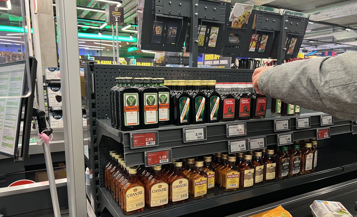 Über diese Art Regale an der Supermarktkasse muss gesprochen werden. Hier werden Menschen mit Alkoholkrankheit gezielt gefährdet. Das ist eine unethische Form der Werbung.