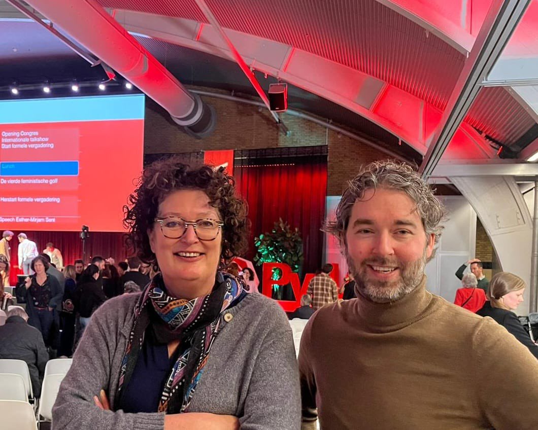 Natuurlijk is de #linksewolk ook vanuit Alphen a/d Rijn richting het congres in ‘s-Hertogenbosch gevlogen, waar we onze collega’s van <a href="/GLAlphenadRijn/">GroenLinks Alphen aan den Rijn</a> nog tegenkwamen 🙌🏻 #PvdAcongres