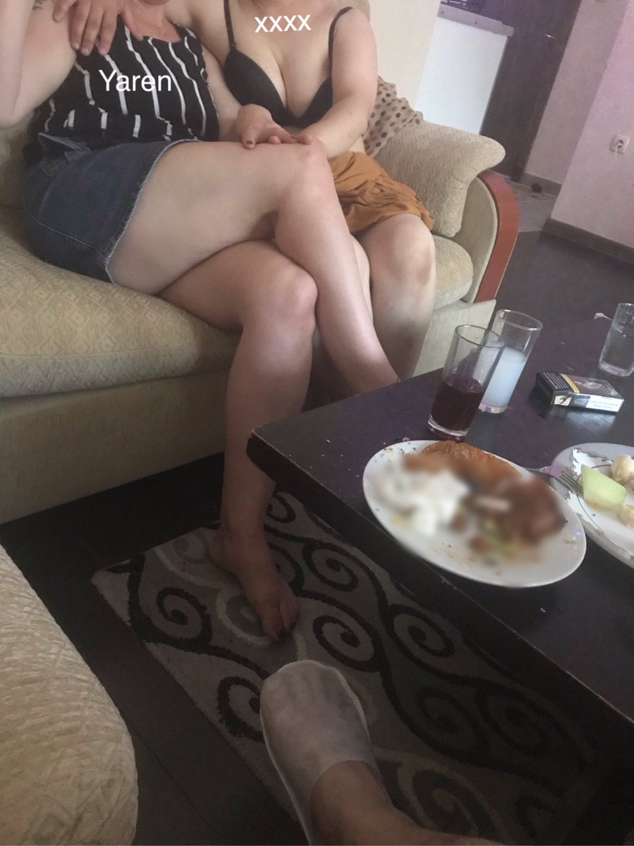 Çift arkadaşlara eğlenceli neşeli kutsallar arkadaşlar..