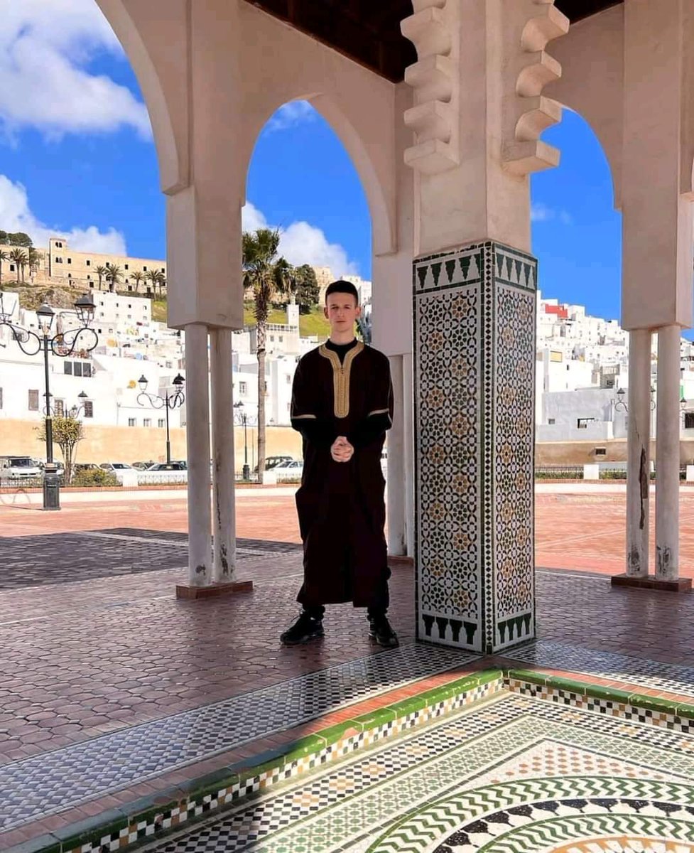 NAWFALLUSSO_MA's tweet photo. Une photo du célèbre YouTuber britannique "Thogden" en tenue traditionnelle marocaine dans la ville de #Tétouan lors de la Coupe du Monde des Clubs 🇲🇦.

#maroc #football #fifa #morocco https://t.co/V6uKzaP7rz