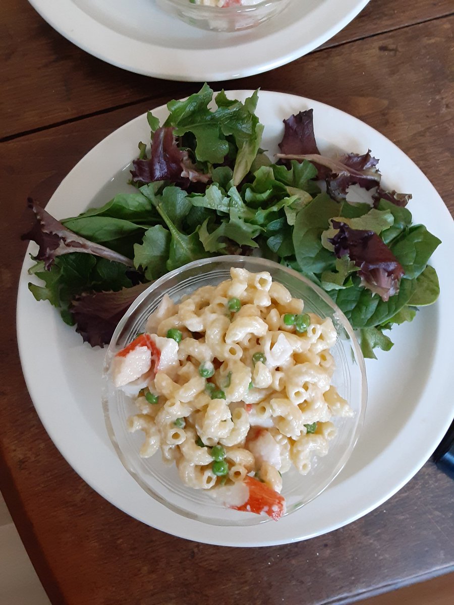 #macaroniandcheese
with petit peas and crab legs
#mixedgreens

my mom's favorite meal 😁