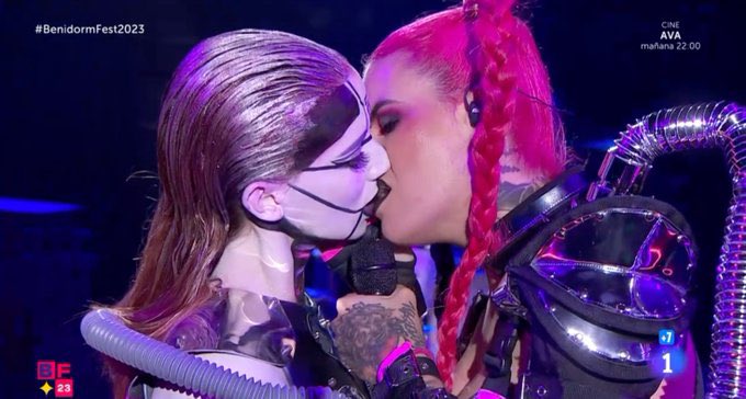 Un beso entre dos mujeres. Y el rock, cantando por una voz femenina, reventando el escenario. Televisión pública👏🏼 #BenidormFest