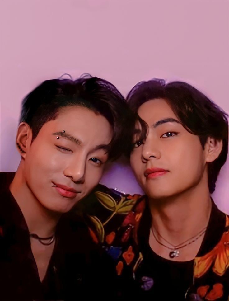 koortindo's tweet photo. #taekookau onde Taehyung aceita ir em um encontro com o menino bonito que vivia lhe mandando mensagem, mas acabou em um jantar com a família dele. https://t.co/DhtFGXfmyD