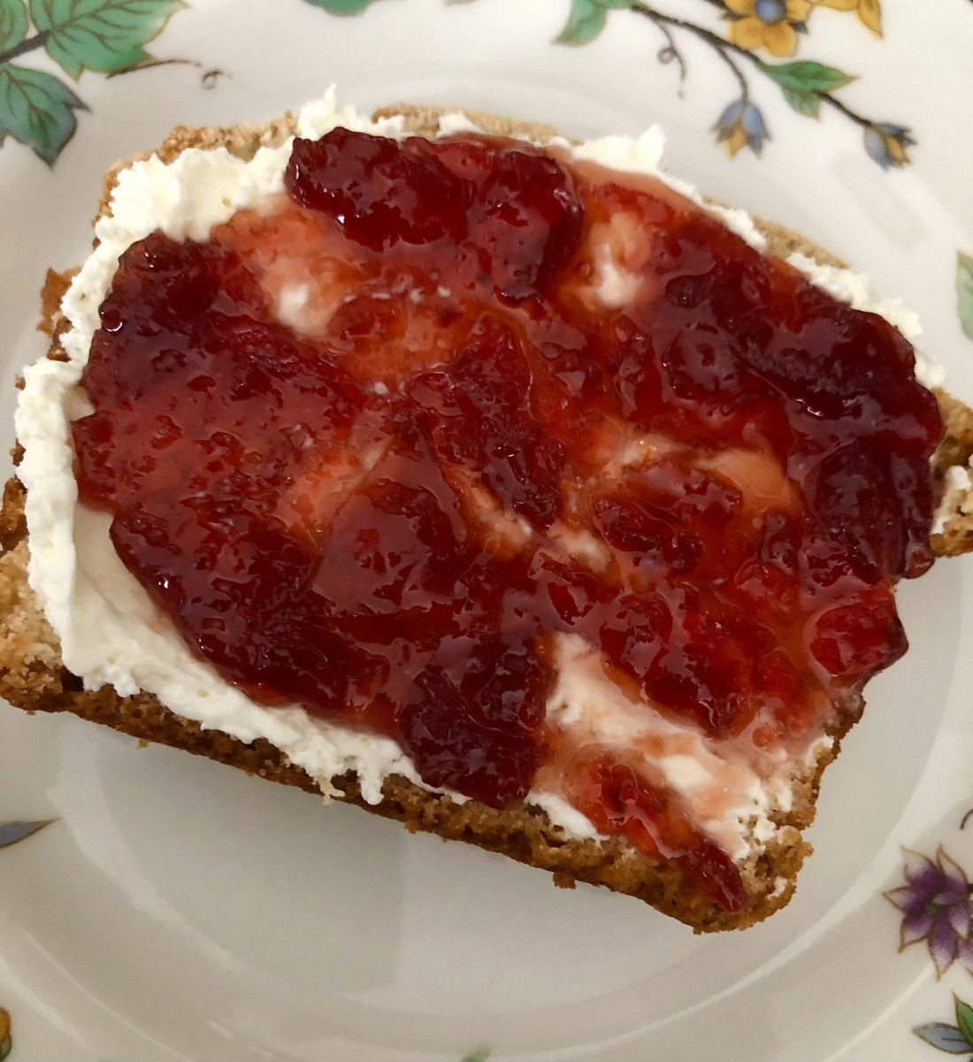 kstonewriter's tweet image. Beer bread with cream cheese and cherry preserves 🤤 

#snack #beerbread #creamcheese #cherrypreserves #food