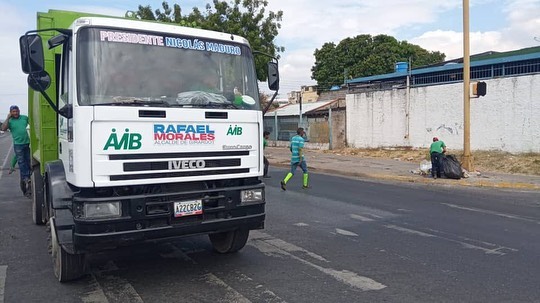 Nuestros equipos del <a href="/iamib20/">@Iamib20</a> están activos cumpliendo con la ruta de recolección de desechos en el municipio. Sin descanso, seguimos trabajando por una !Maracay + Limpia! 

<a href="/NicolasMaduro/">Nicolás Maduro</a>
<a href="/Soykarinacarpio/">Karina Carpio</a> 
#Maracay