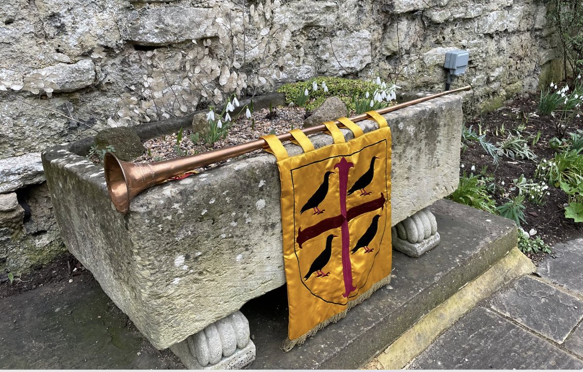 HLaehnemann's tweet photo. Exciting news: the new banner for the @StEdmundHall ceremonial horn has arrived! Commissioned in India by one of our night porters who comes from a family of embroiderers. Come to Evensong tomorrow to witness its introduction to the Hall community https://t.co/kE6IwmnLJm