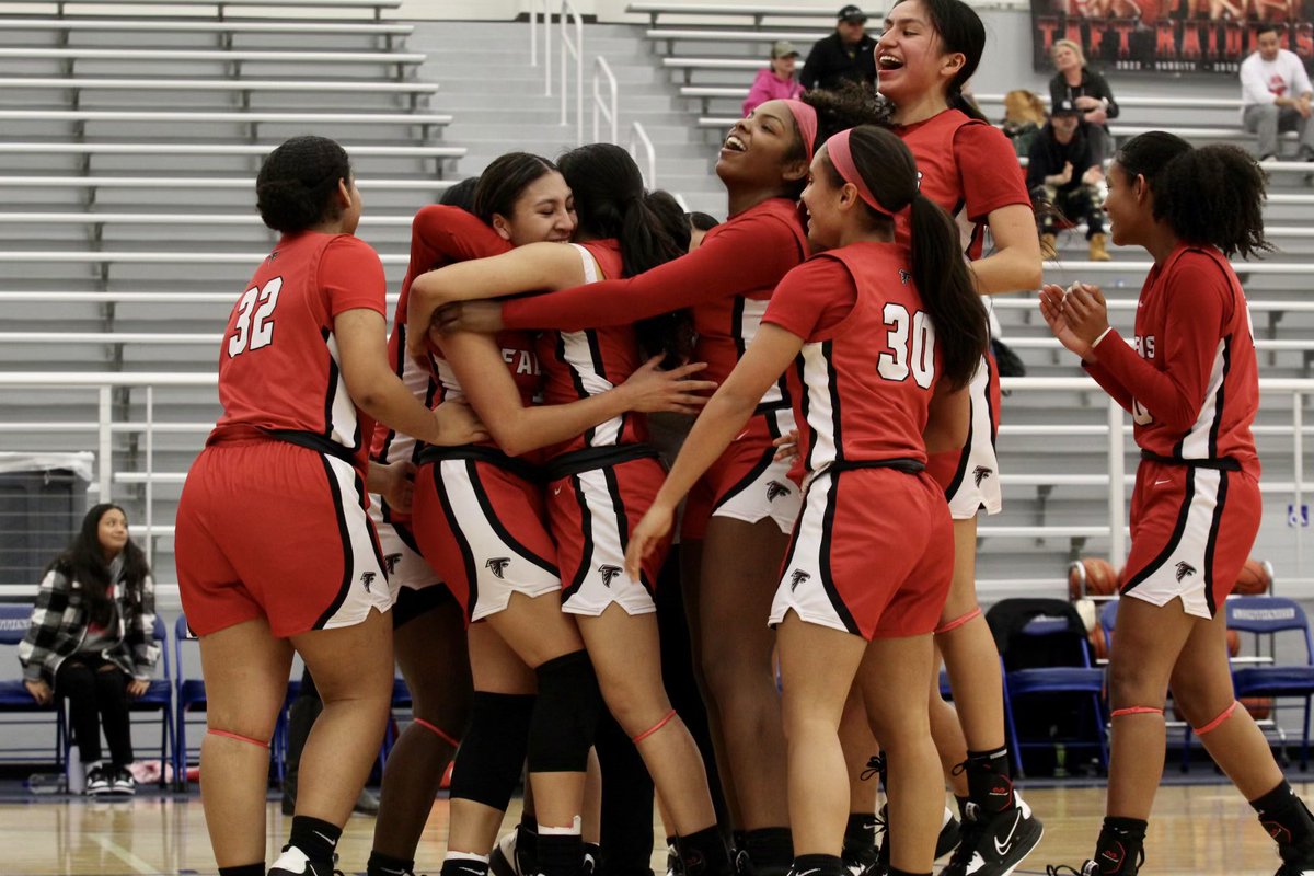 Coach_Moroney's tweet photo. 1 district game to go, and then this group is headed to the PLAYOFFS! 

@stevensgirlsbb https://t.co/Yk1H8y5mf8
