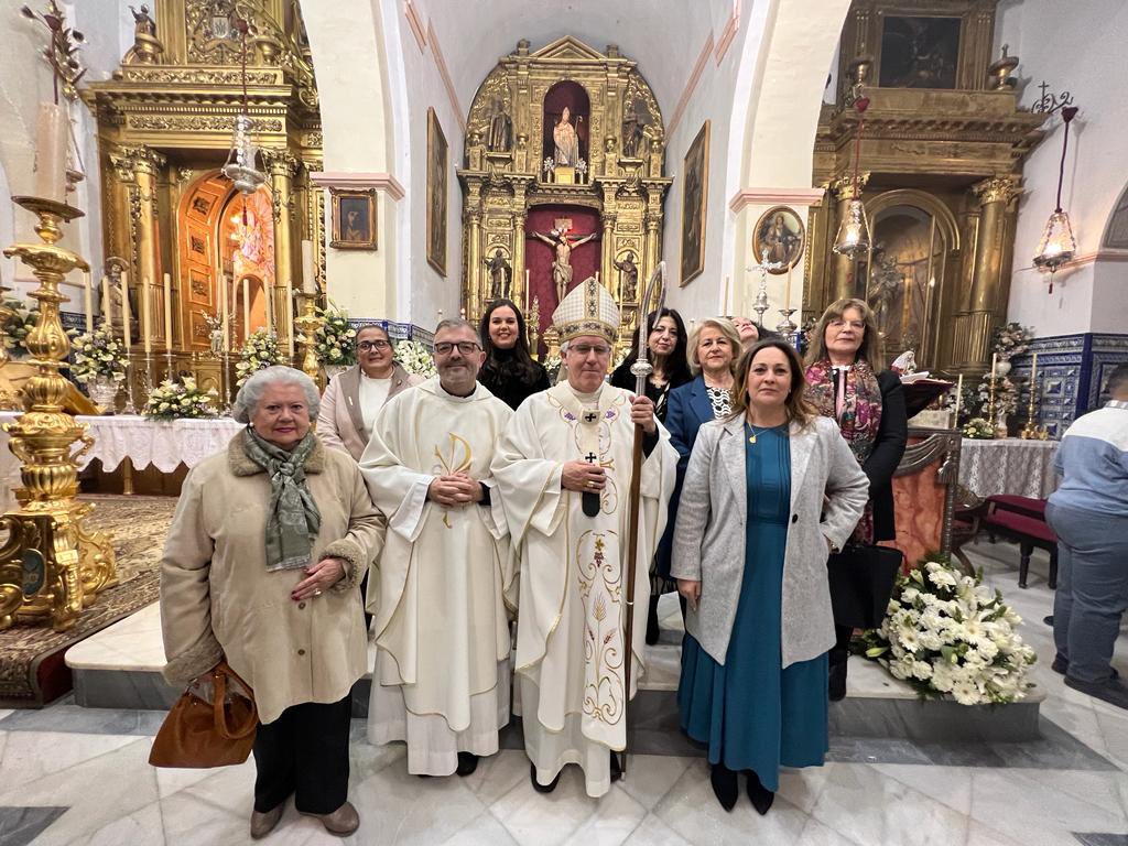 ArzobispoSaiz's tweet photo. Confirmaciones de 30 jóvenes y adultos en la #ParroquiadeSanMartín de #CarrióndelosCéspedes. Llamados a ser sal de la tierra y luz del mundo con la fuerza del Espíritu Santo. El Coro Parroquial nos obsequia con la Salve Rociera de Carrión de los Céspedes https://t.co/Pw0dePOlrx