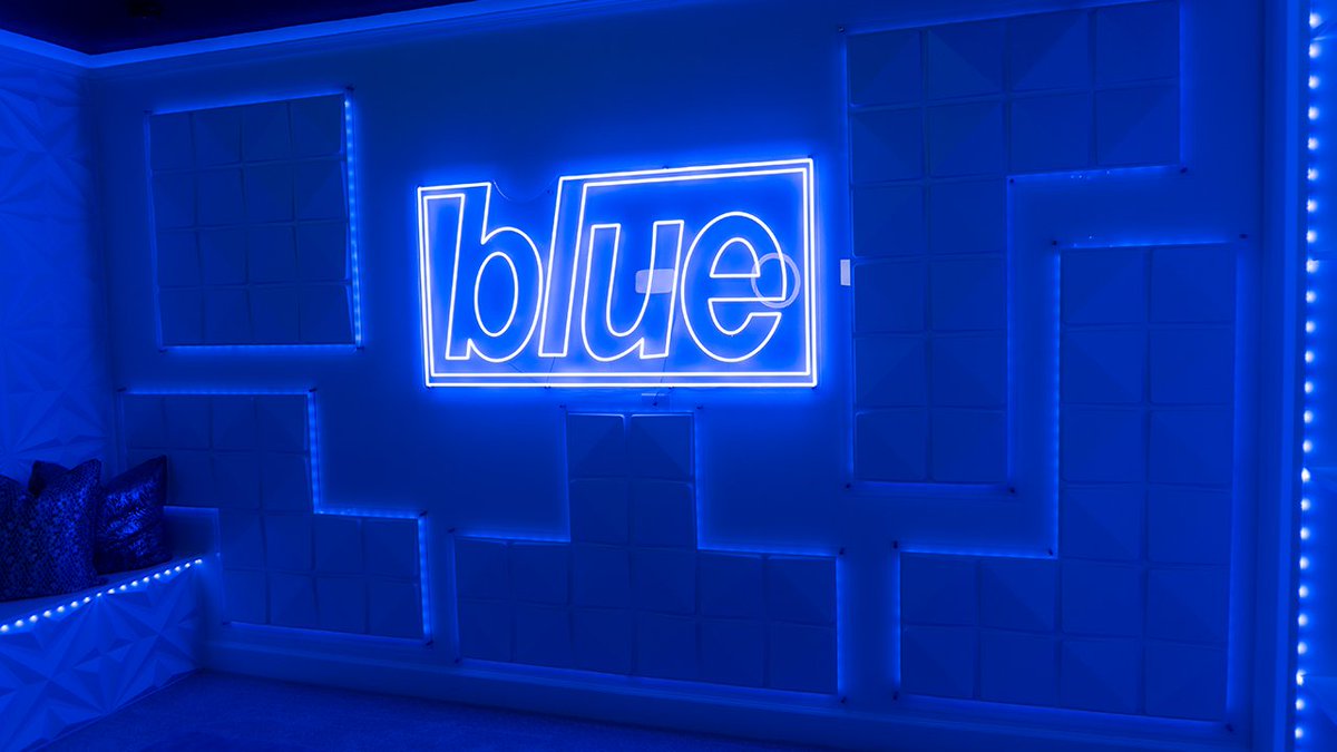 russotalks's tweet photo. introducing Blue HQ 💙💙💙

my office is finally done and i love it so much!! ill make a setup tour detailing all the little special things really soon :) https://t.co/b6M4BmOkH0