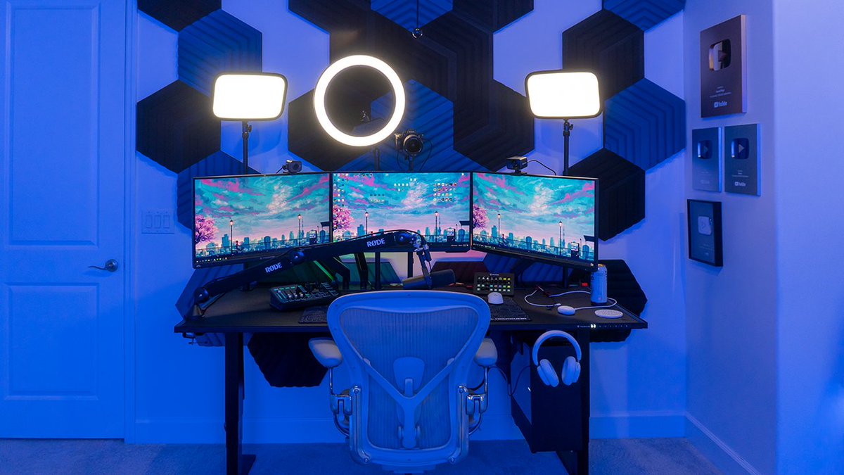 russotalks's tweet photo. introducing Blue HQ 💙💙💙

my office is finally done and i love it so much!! ill make a setup tour detailing all the little special things really soon :) https://t.co/b6M4BmOkH0