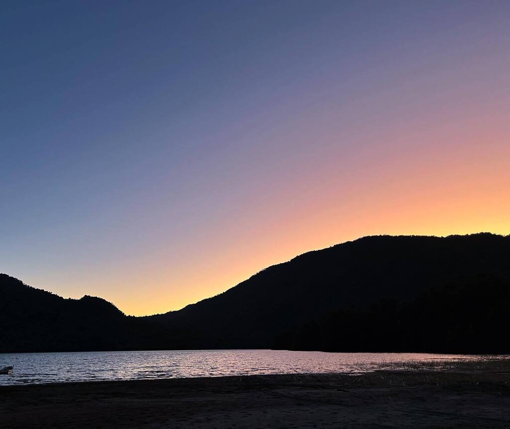 Black sand beach, sunset. 
Sleeping under the stars. 
#lastnightintown
#cowboyflats instagr.am/p/CoQWk5aPjAW/