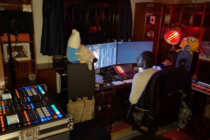 themightymorfin's tweet photo. This was me realising that I didn't press record on the video for my latest mix. I re-did it tho π₯² Video is processing. Prolly up later today x #livemix #djset #dj #housemusic #nairobi #studioset #studio #music #np #homestudio
https://t.co/pVvqzCUtaN @purplearsenalke @Jackquita https://t.co/GsuXJitjl6