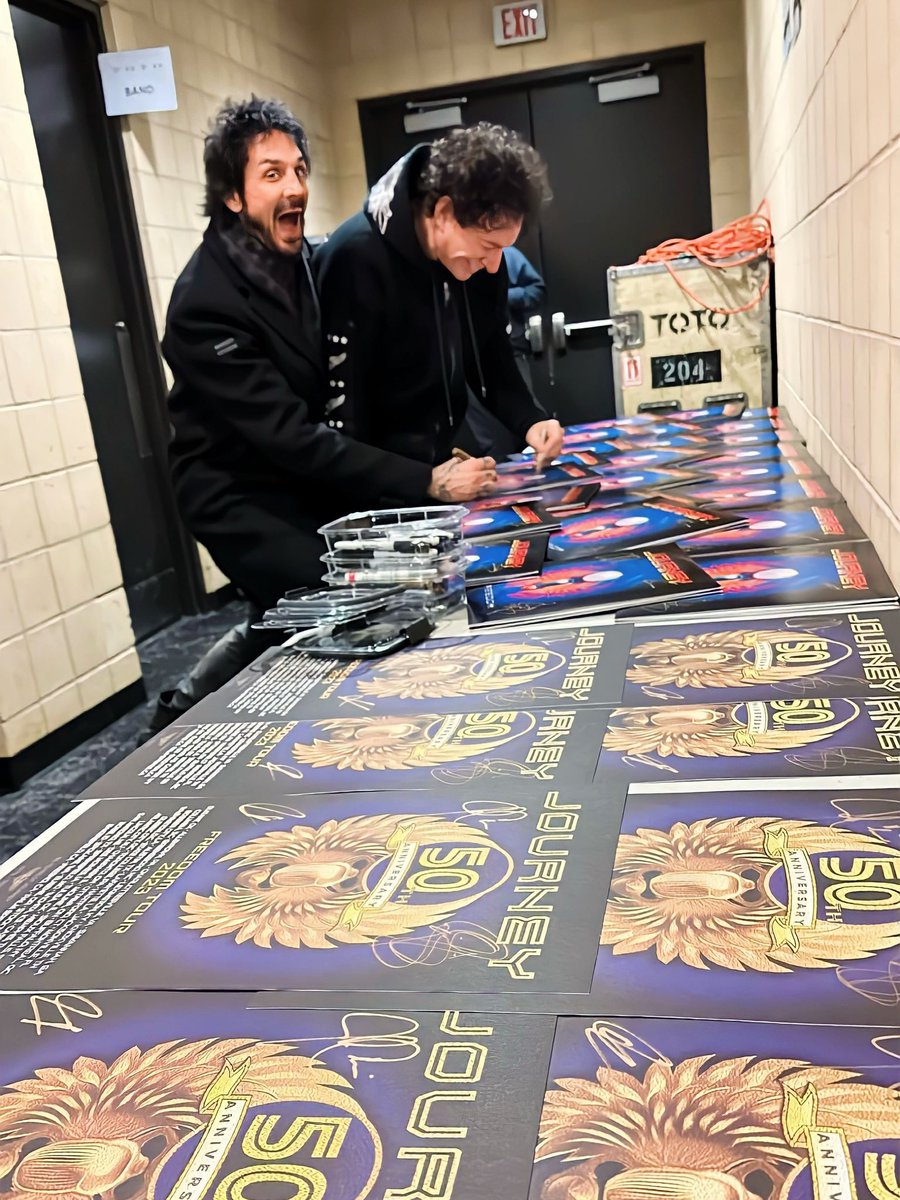 DeenTheDrummer's tweet photo. Journey is in DA HOUSE Allentown!! Let’s ROCK!! We shall see you out there soon my friends!! 🤘🏻😜
#allentownpa #letsrockout #journey50thanniversarytour #deencastronovo #teamdeeno
📷 Neal and Michaele Schon https://t.co/GLCf3rfeAA
