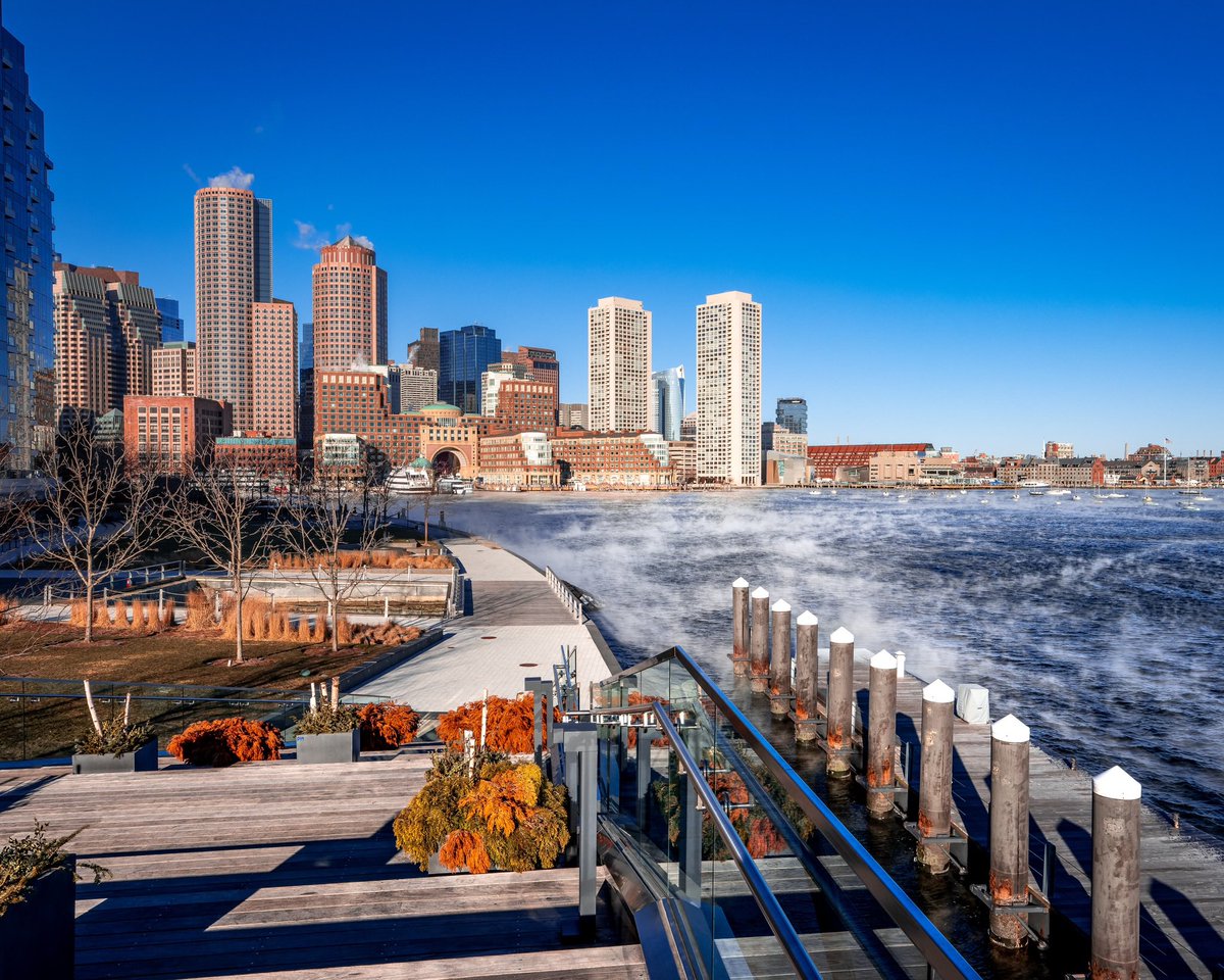 Quite a brisk morning in Boston today, but I managed to photograph the sea smoke from the arctic blast so you don’t have to go outside 😉 

#boston #seasmoke #arcticblast