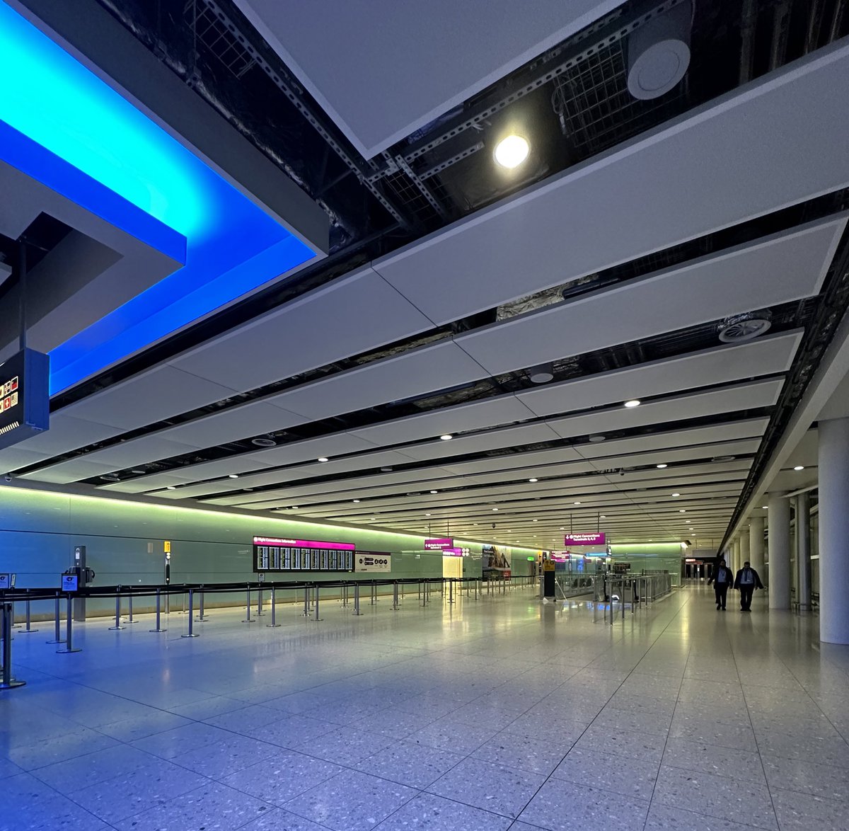 debbinhapinto's tweet photo. It’s oh so quiet… shhh shhh #heathrowairport #heathrowterminal2 https://t.co/RbNThTi6GC