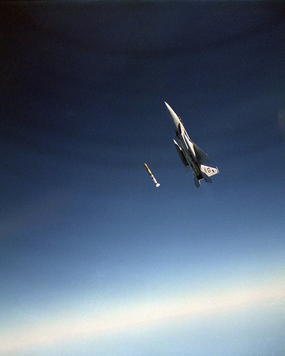 SLDelta69's tweet photo. #BREAKING: the Boeing F-35 Silent Needle shooting down a baddie spy satelloon (satellite balloon) that was in SLEO (Super Low Earth Orbit) over Florida.

Photographed by an F-15MF https://t.co/JLWIog3g8R
