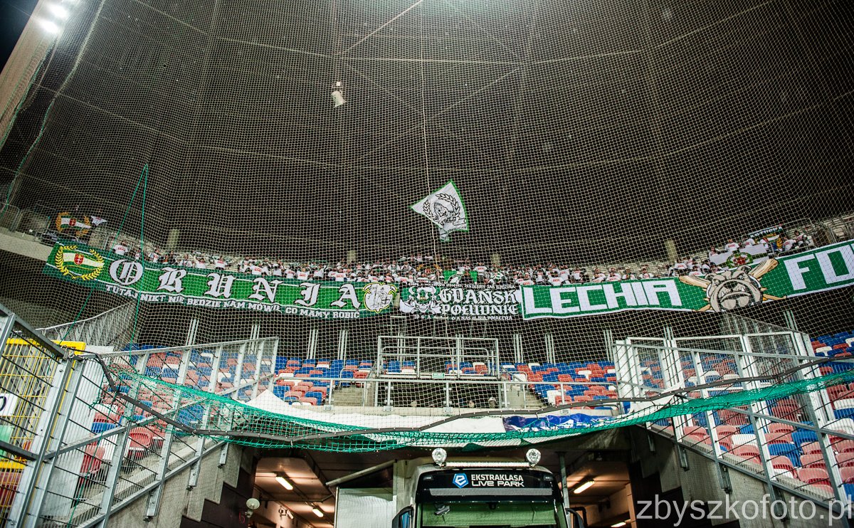Zbyszko666's tweet photo. Kibice @LechiaGdanskSA w #Zabrzu. #GÓRLGD #kibice @PolscyKibicePL #doping #murawa #zima2023 #zdjęcia #FOTOblogPiłkarski #IGOL https://t.co/6vShhqgBf6