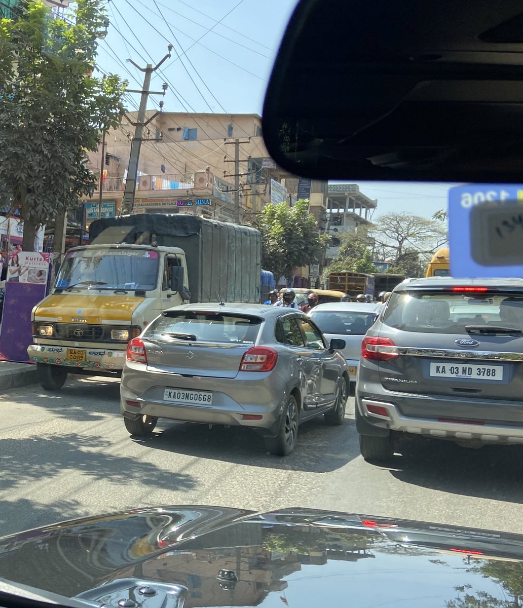 rajitdixit's tweet photo. How normal it is to drive on the wrong side ! No fear no repercussions #Bengaluru https://t.co/PSmnSaIQRq