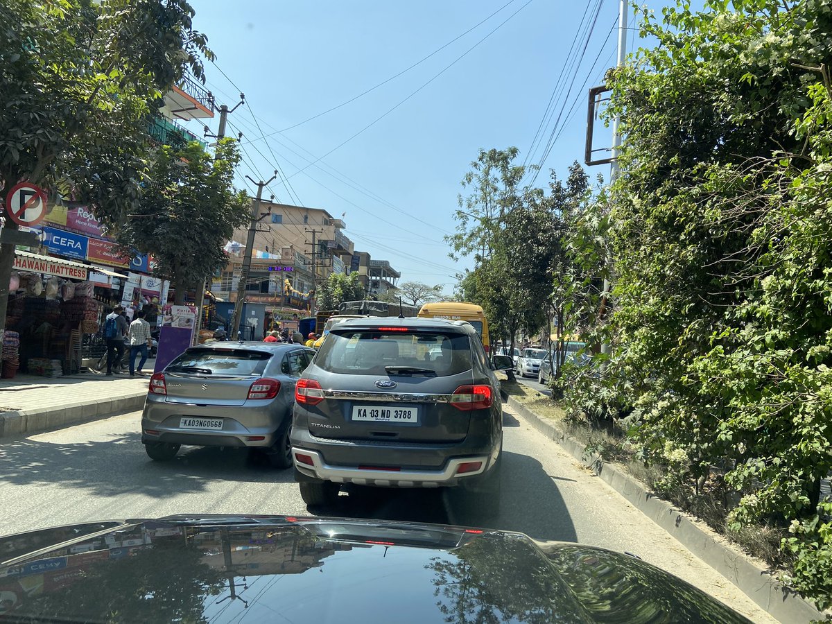 rajitdixit's tweet photo. How normal it is to drive on the wrong side ! No fear no repercussions #Bengaluru https://t.co/PSmnSaIQRq