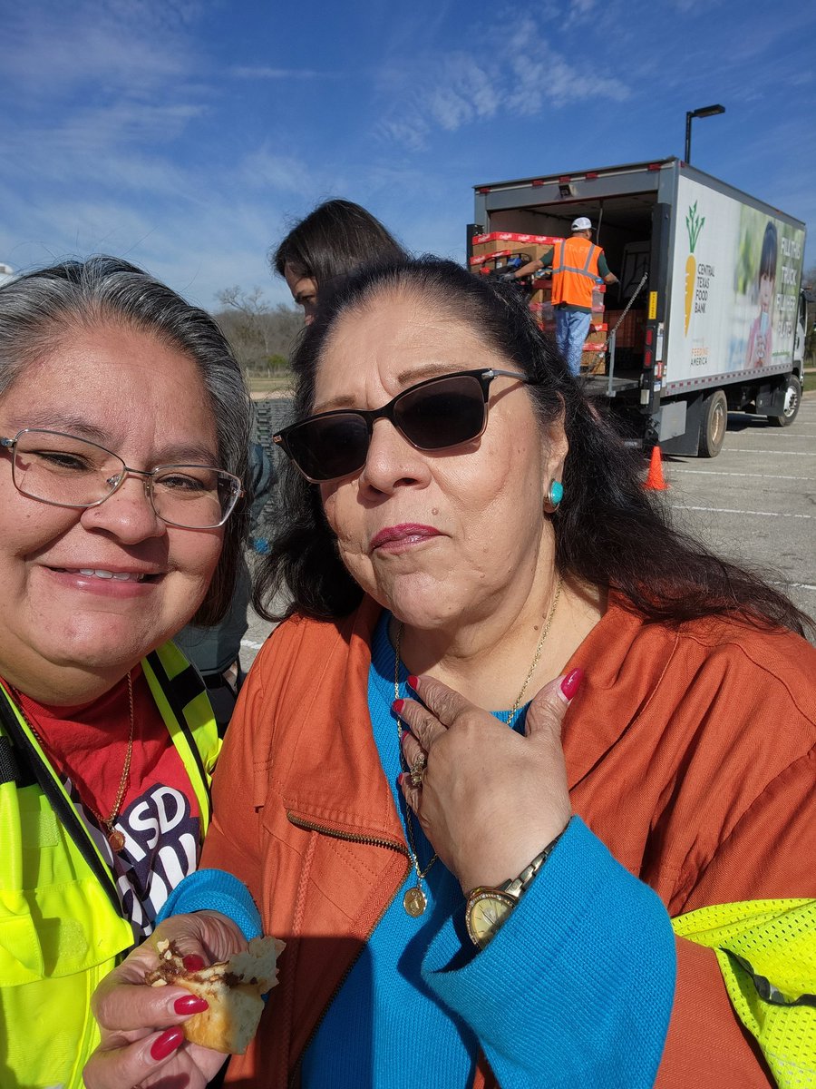 Gloria Vera-Bedolla🥑🐝❤👑🎸🌈✊🏾 tweet media