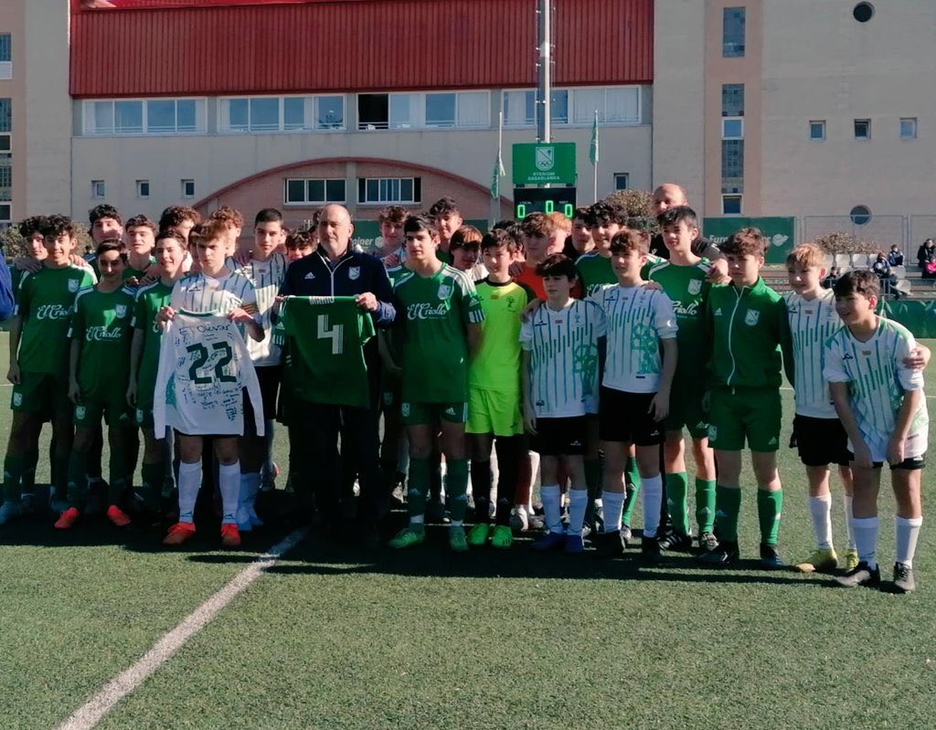 EM_ElOlivar's tweet photo. Los equipos de @stcfutbol y #ElOlivar rendían un sentido homenaje a Mario Azúa al inicio del encuentro que hoy les medía en lo deportivo y les unía en el recuerdo. https://t.co/LUlD6ELpyZ