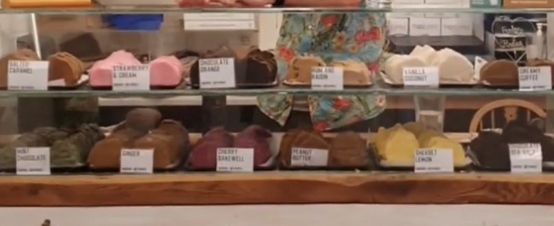 angilou_72's tweet photo. If your Vegan it’s a must to visit The Fudge Patch in Greenwich Market. The most Amazing Vegan fudge and really reasonable prices. Not peanut free sadly although we did have a long discussion about using Wowbutter as an alternative 🤞
#vegan #fudge #thefudgepatch https://t.co/OKDm3IDtPb