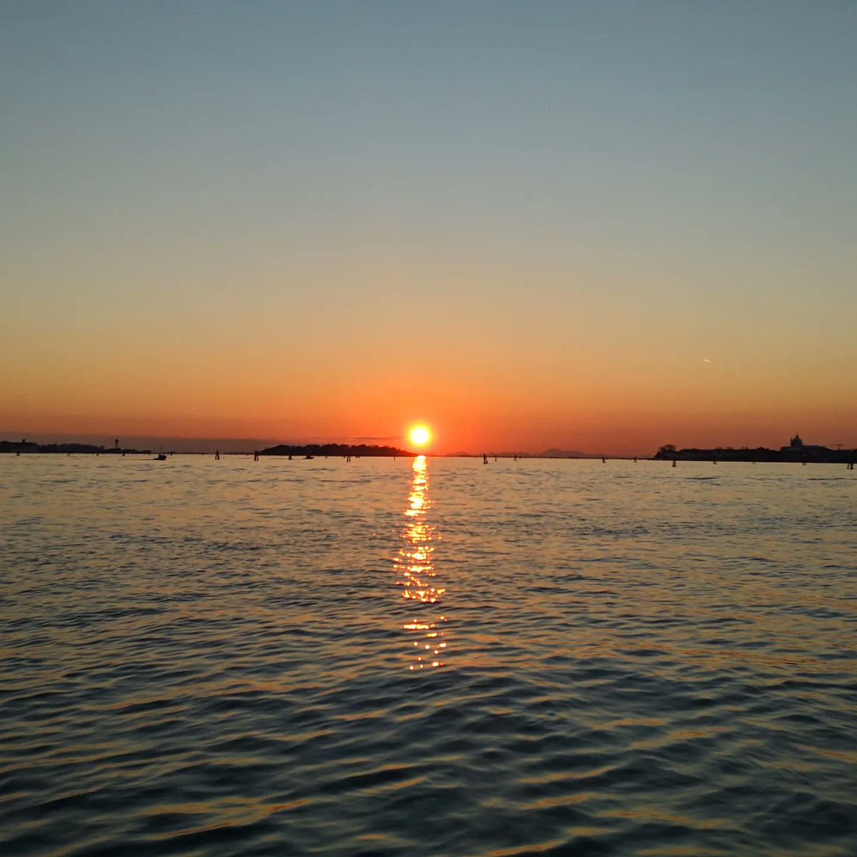#Lagoon #Sunset from #Lido, #second try
-1...

💻 Dolomiti.Blog
📷 #Nokia8

#domani #tomorrow #demain #morgen #mañana #domenica #sunday #dimanche #sonntag #LidodiVenezia #Laguna #lagunadivenezia #Venezia #venice #venise #venedig #veneziaserenissima #tramonto