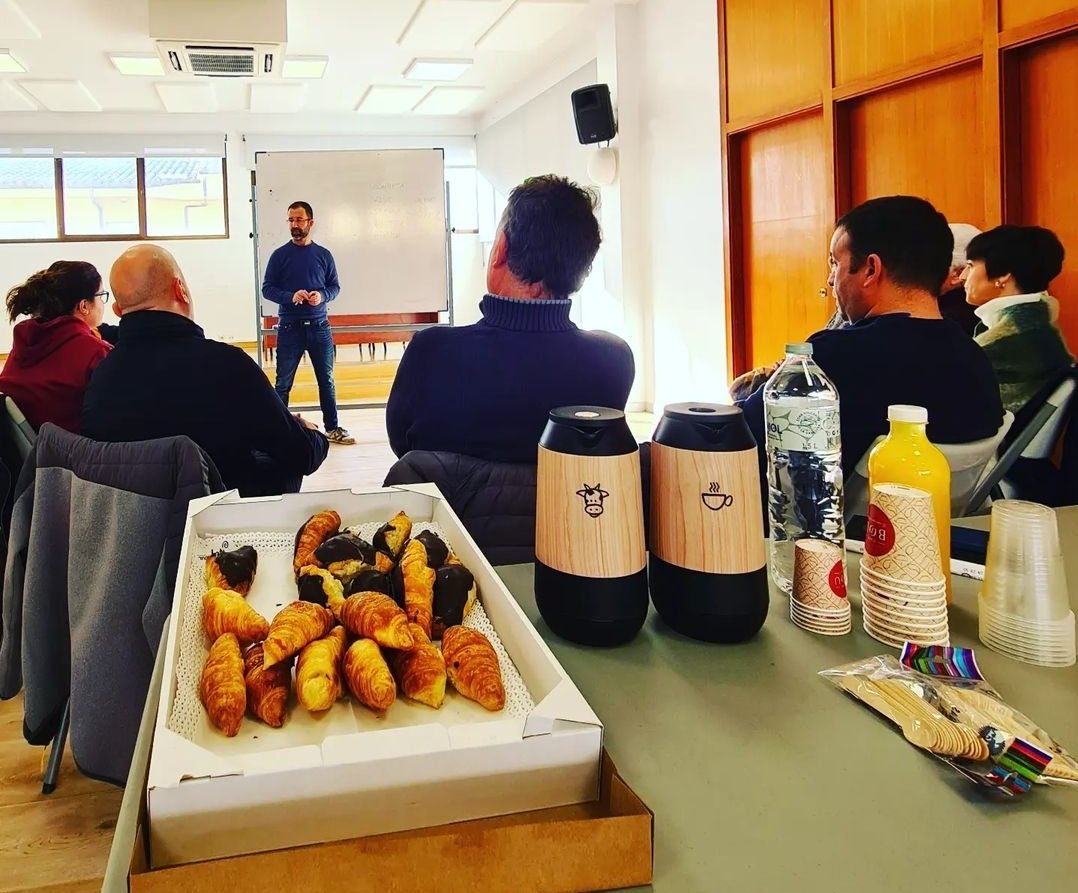 JuntsXStGregori's tweet photo. ✏️ Aquest matí reunió de treball del grup municipal de @JuntsXStGregori
☕️🥐🍊 Som-hi, amb energia!
#santgregori #cartellà #santmedir #ginestar #domeny #constantins #taialà https://t.co/QSQShnJsUf