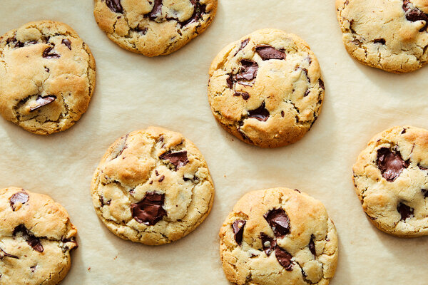 PapaMurphysTLG's tweet photo. It's eat ice cream for breakfast day and NOTHING pairs better than a warm chocolate chip cookie right out of the oven. Pick up some cookie dough and make this dream a reality💭 https://t.co/HYtfWgUtv6