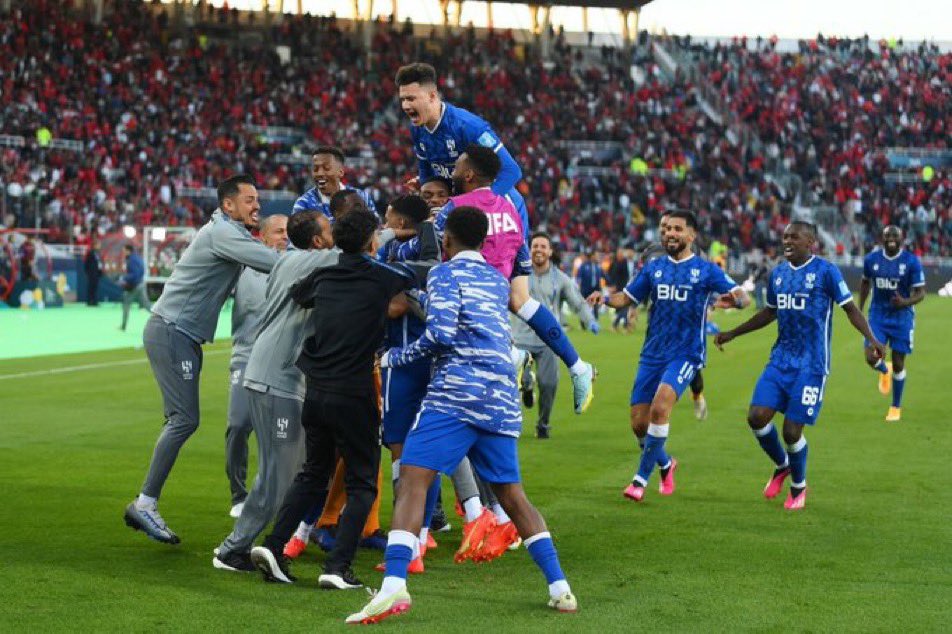 MnbrAlhilal's tweet photo. أن تخسر 5 لاعبين أساسيين، وتُوقف عن التسجيل فترتين، وتمر بظروف صعبة، وتهزم الوداد في أرضه وبين جماهيره، هذا يعني أنك كبير فعلًا💙 https://t.co/SMtJLUSHTJ