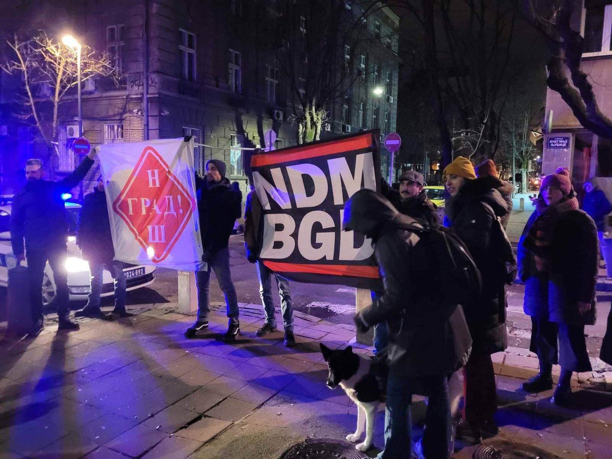 dobrinacelnik's tweet photo. Tužno je što policija danas nije sprečila skup povodom bizarnog obeležavanja godišnjice smrti Milana Nedića. 
Zato je @nedavimobgd  i večeras bio na ulici da poruči da u našem gradu nema mesta mržnji i nasilju! https://t.co/3k17pPn1sb