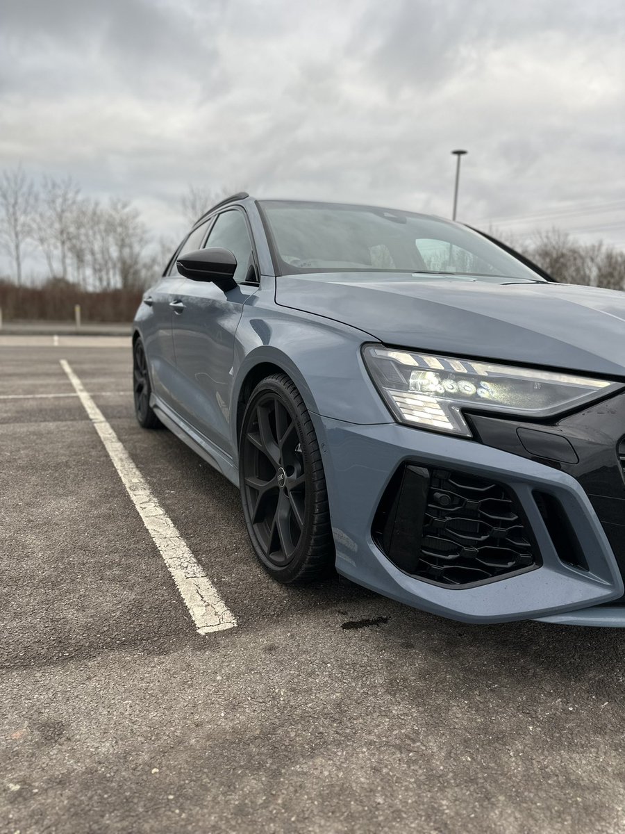 Captain_Blei's tweet photo. When my Audi dealership casually hands you the keys to an RS3 courtesy car whilst they look at my S3. Now to convince them to do a straight swap 😜 #RS3 #AudiRS #SwindonAudi https://t.co/KGJJAVFSZC