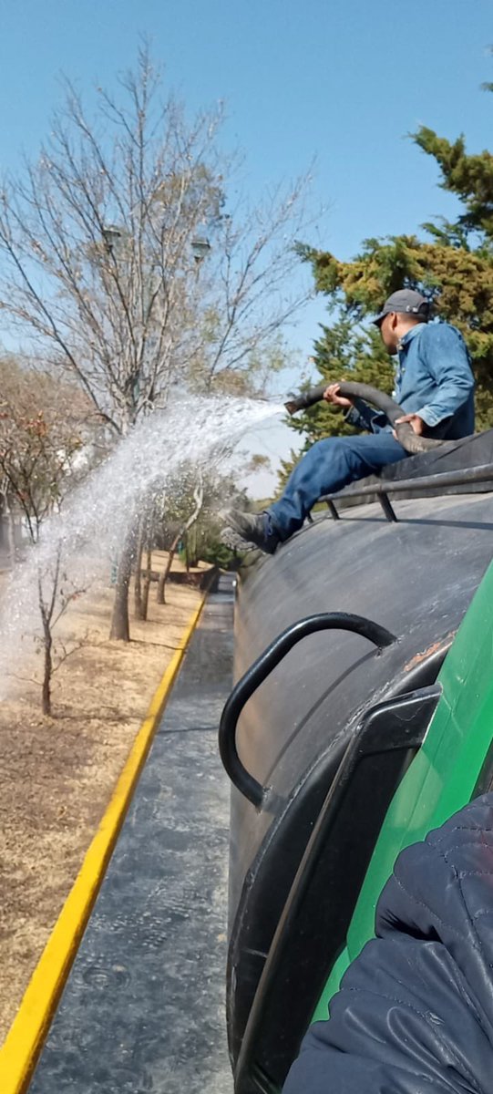 Ac_Sayavedra's tweet photo. Continuamos trabajando en el riego de áreas verdes en #CondadodeSayavedra https://t.co/RuyeP6hmOn