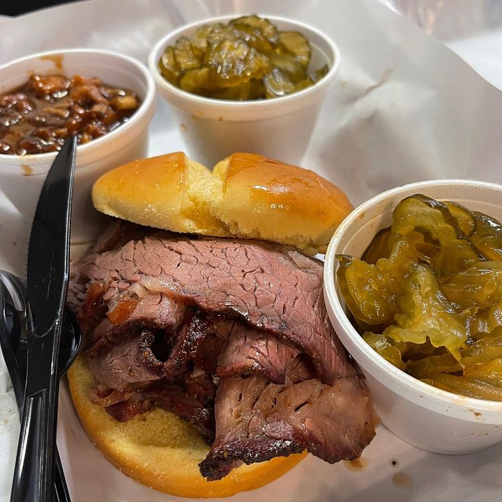 BogartsSTL1's tweet photo. It's a perfect day to get out, explore #stlouis and #eatlocal! ❤️

#bogartssmokehouse #bbq #stlouis #soulard #explorestlouis #barbecuetime #smokedmeats #lunch #friends #family #haashow https://t.co/W8Pk7kq54T