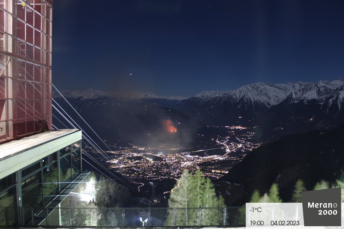 DieterPeterlin's tweet photo. Aus meteorologischer Sicht trifft der #Waldbrand über #Marling auf einen trockenen Boden, auch im Jänner ist in Meran nicht mal halb so viel Niederschlag gefallen wie üblich. Zudem lässt der starke Wind nur langsam nach, der Föhn drückt den Rauch in Richtung Tal.
📷 Meran 2000 https://t.co/LP0FP8KF9R