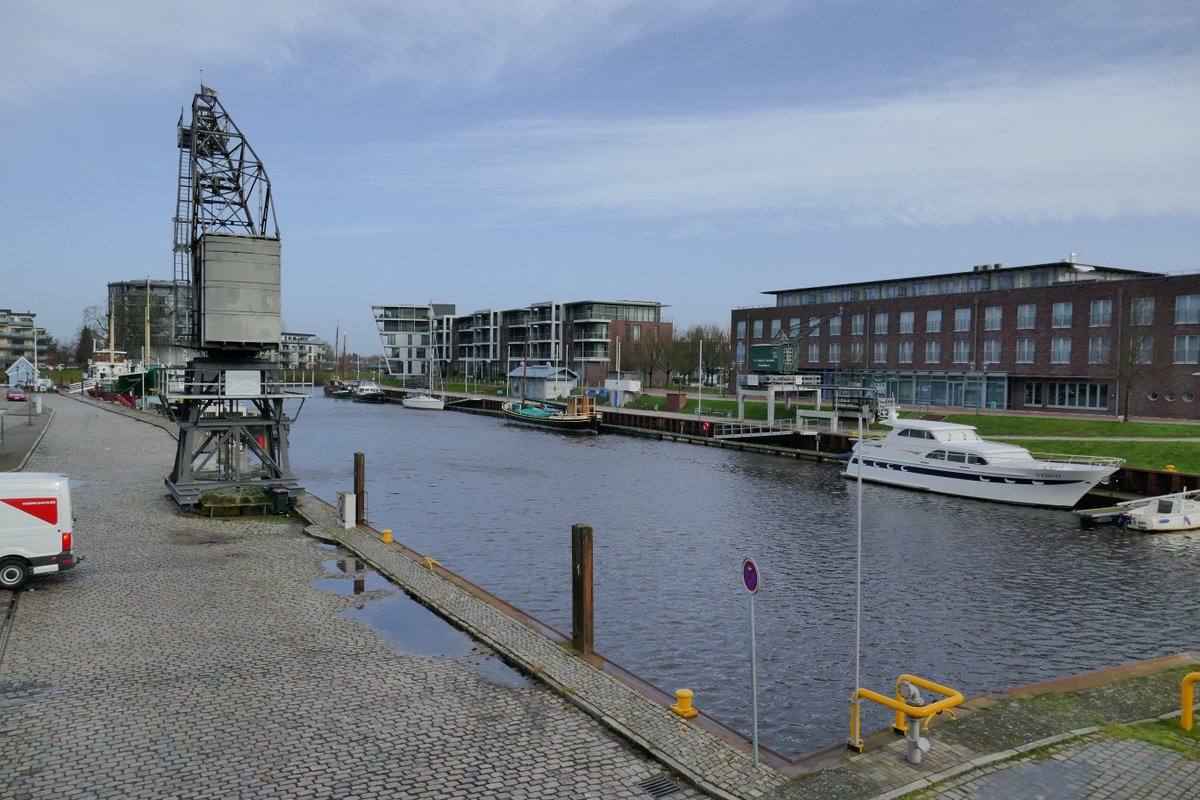 draussenbilder's tweet photo. Unterwegs in der Hafencity von #Stade mit Schleusenblick auf die #Schwinge. Im #Stadthafen liegen auch mehrere Museumsschiffe und stehen 2 alte Hafengiraffen.
#urbanphotography #häfen #maritimes #ankerplatz https://t.co/2XFhGoA18V